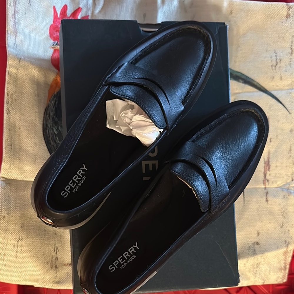 Sperry Women Black genuine leather Loafers new in box, size 10M/41.